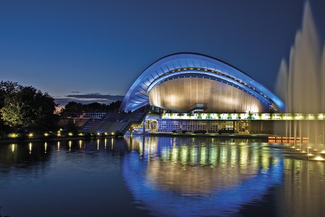 Team bei der Organisation einer Bildungsveranstaltung zu Haustieren und sozialen Verbindungen